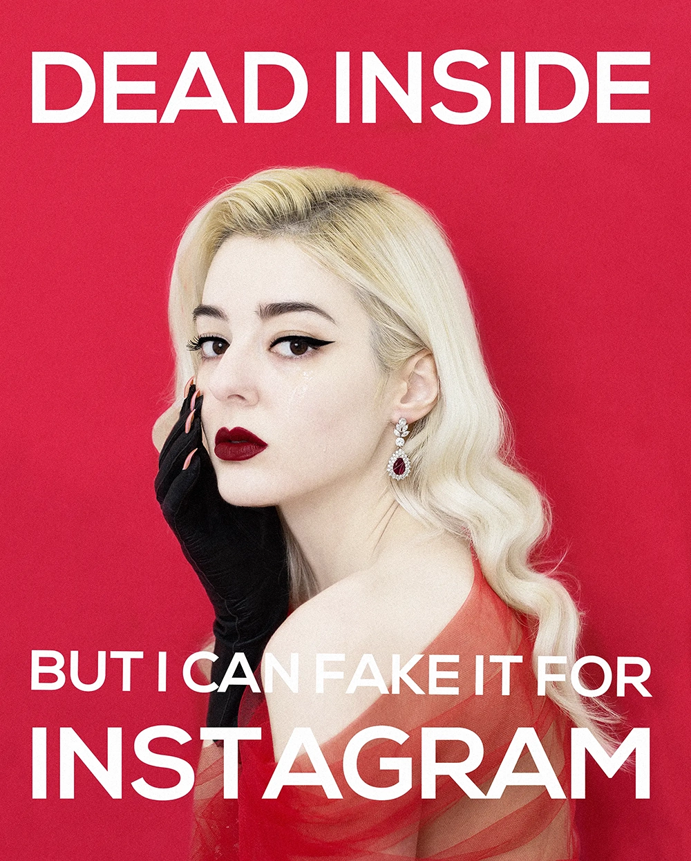 In questa fotografia, Valeria Vavoom mette in scena le contraddizioni dei social media e della cultura della positività. La necessità di condividere la migliore versione di noi stessi si scontra con i sentimenti negativi con cui tutti abbiamo a che fare quotidianamente, causando frustrazione e insicurezze nelle persone.